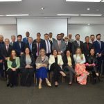 Todos os presidentes dos Conselhos Regionais que estavam presentes na reunião junto dos integrantes da Diretoria Executiva do CFMV. As sete mulheres estão enquanto os homens estão de pé atrás delas.