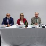 Da esquerda para a direita estão: o presidente do CRMV-PR, Adolfo Yoshiaki Sasaki; o secretário-geral do CFMV, José Maria dos Santos Filho; a presidente do Federal, Ana Elisa Fernandes de Souza Almeida; o vice presidente do CFMV, Romulo Cezar Spinelli Ribeiro de Mirada; e o tesoureiro do CFMV, Marcos Vinícius de Oliveira Neves.