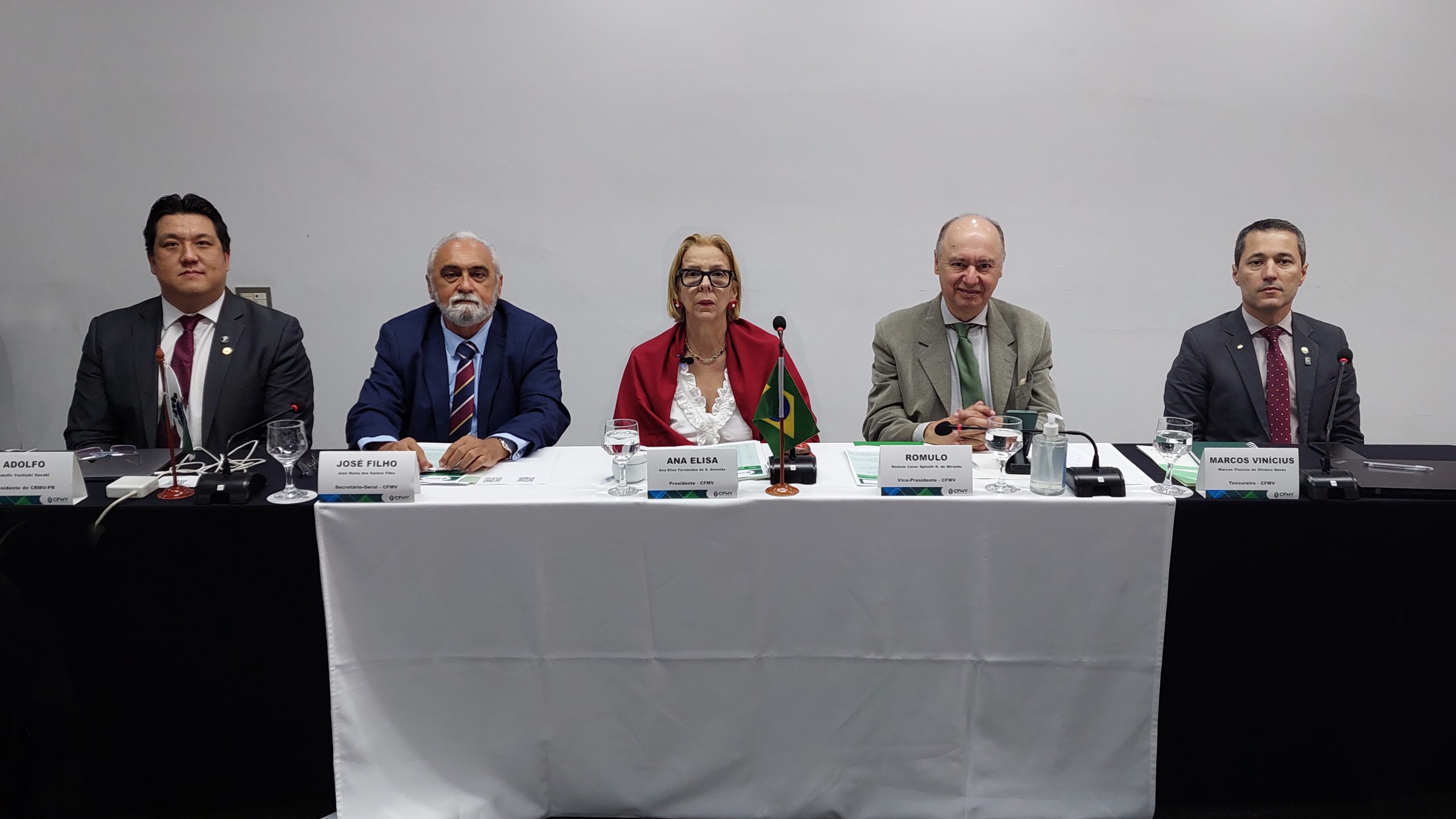 Da esquerda para a direita estão: o presidente do CRMV-PR, Adolfo Yoshiaki Sasaki; o secretário-geral do CFMV, José Maria dos Santos Filho; a presidente do Federal, Ana Elisa Fernandes de Souza Almeida; o vice presidente do CFMV, Romulo Cezar Spinelli Ribeiro de Mirada; e o tesoureiro do CFMV, Marcos Vinícius de Oliveira Neves.