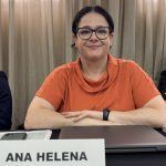 A secretária-geral do CRMV-SP, Ana Helena Pagotto Stuginski sorrindo para foto.