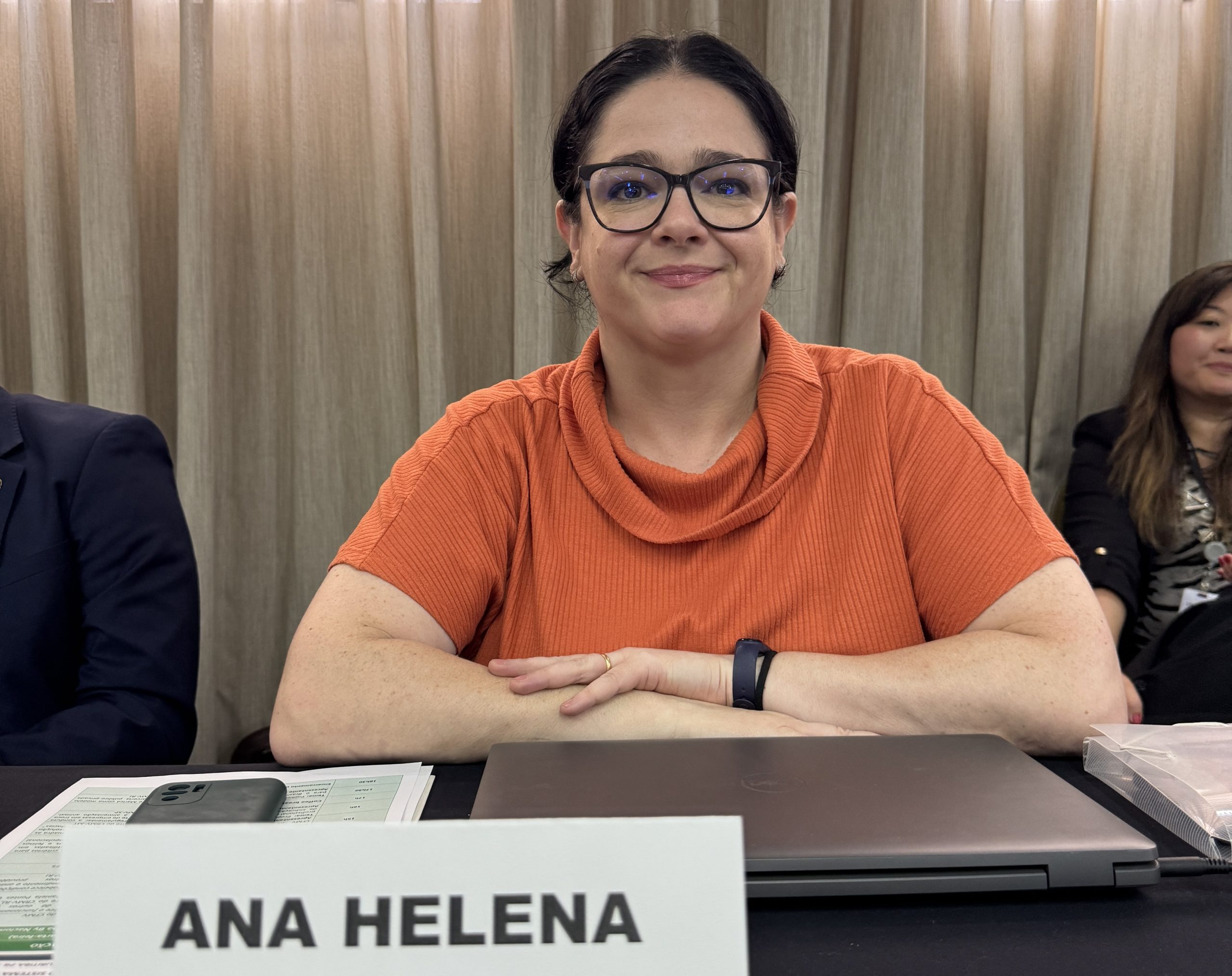 A secretária-geral do CRMV-SP, Ana Helena Pagotto Stuginski sorrindo para foto.