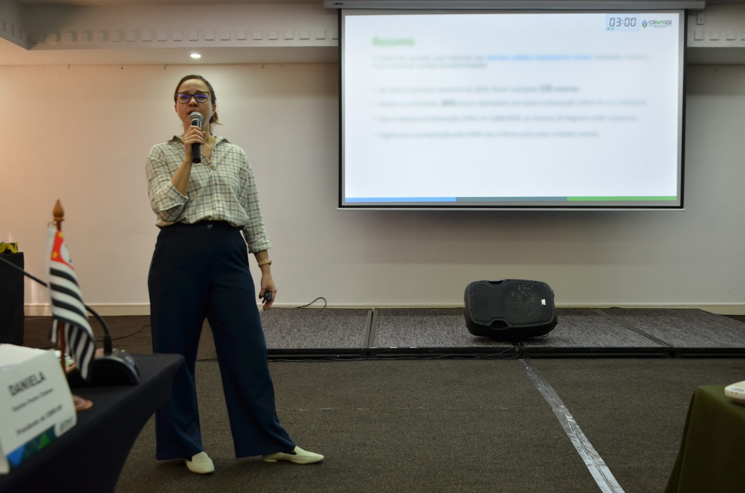 A presidente do CRMV-SP, Daniela Chiebao palestrando na 4ª CNP.