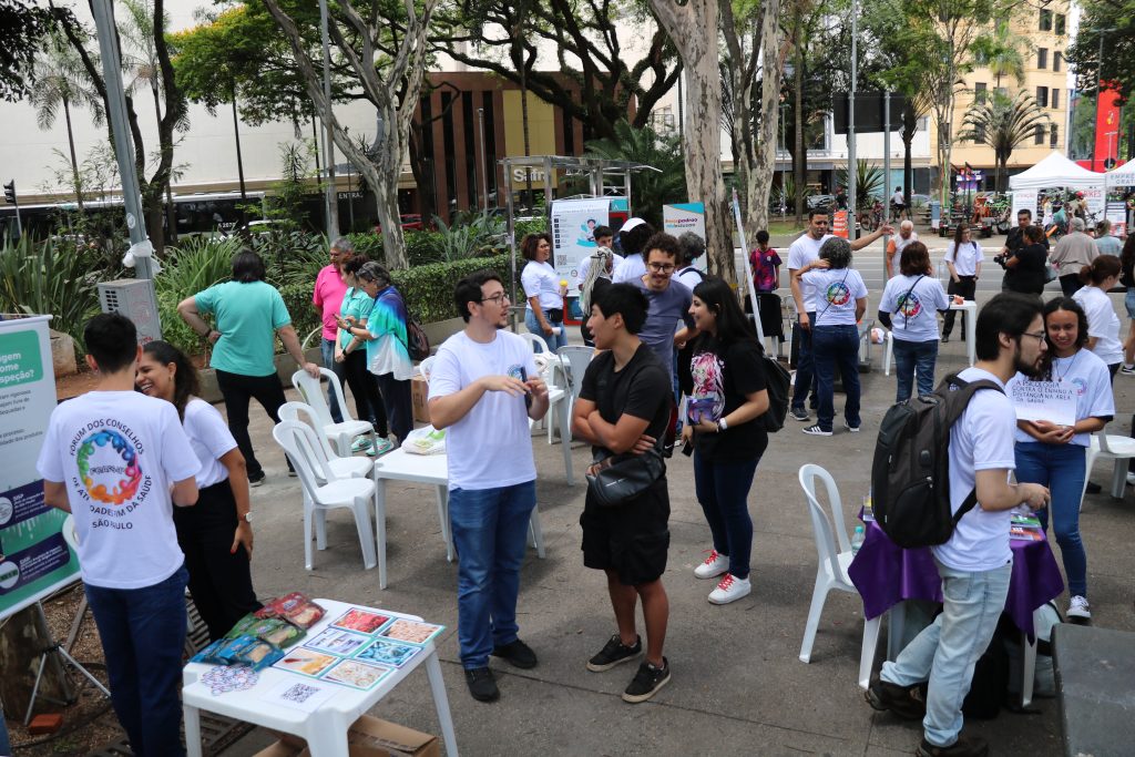 Pessoas participando da caravana da saúde.