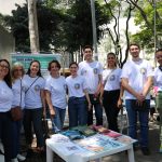 Da esquerda para a direita, a coordenadora de Comunicação, Laís Domingues Figueiredo Shingaki; a assessora de Comunicação, Gisele Donato; a presidente do CRMV-SP, Daniela Pontes Chiebao; a conselheira, Alessandra Marnie Martins Gomes de Castro; a assessora técnica, Marina Moraes Dionysio de Souza; o assistente administrativo do Setor de Eventos, Henrique Dutra; a coordenadora técnica, Carla Maria Figueiredo de Carvalho; o assessor técnico do Conselho, Victor Chiaroni Galvão; e a analista de gestão da Comunicação, Maria da Glória Ferreira Soares.