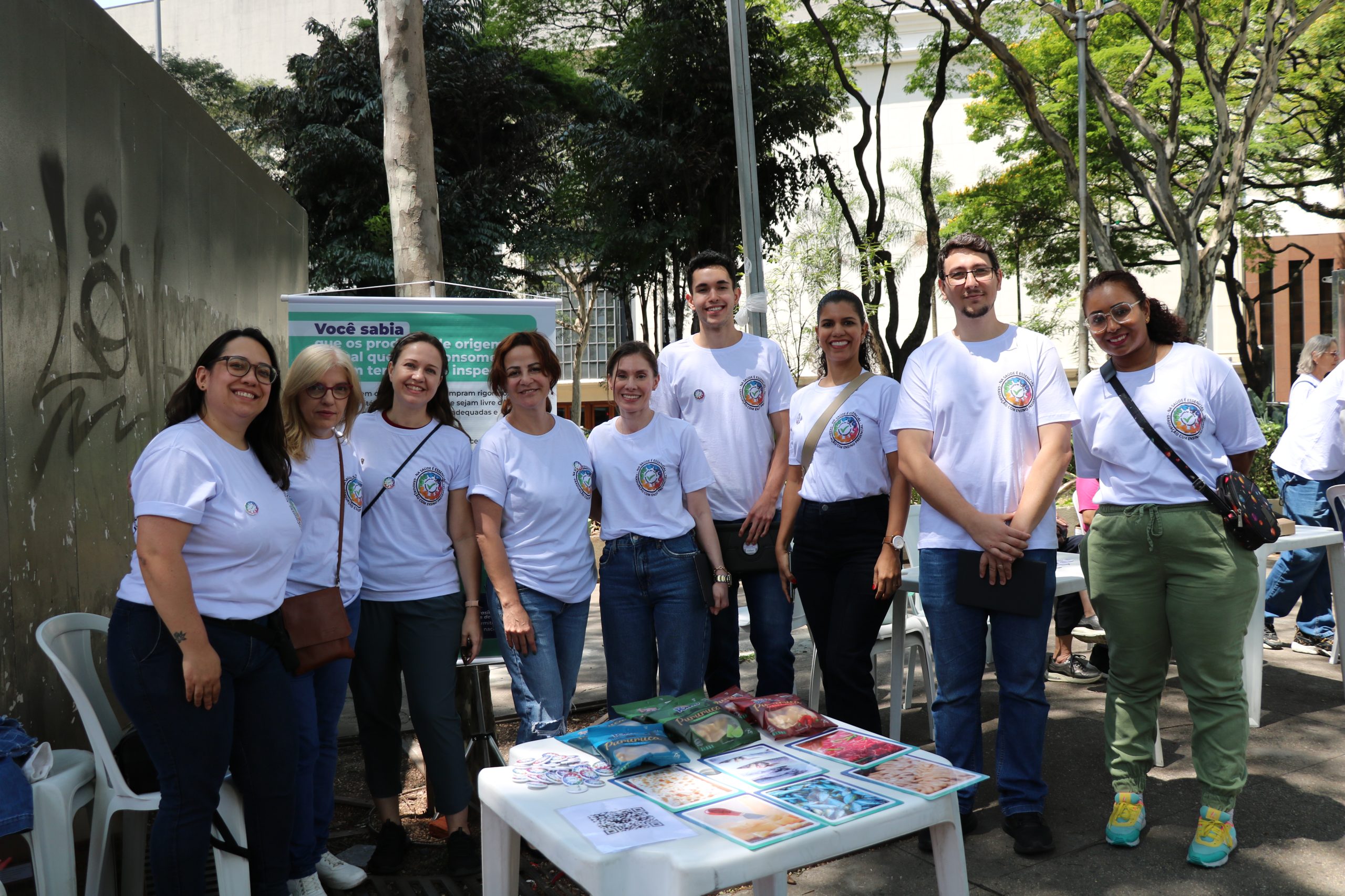 Da esquerda para a direita, a coordenadora de Comunicação, Laís Domingues Figueiredo Shingaki; a assessora de Comunicação, Gisele Donato; a presidente do CRMV-SP, Daniela Pontes Chiebao; a conselheira, Alessandra Marnie Martins Gomes de Castro; a assessora técnica, Marina Moraes Dionysio de Souza; o assistente administrativo do Setor de Eventos, Henrique Dutra; a coordenadora técnica, Carla Maria Figueiredo de Carvalho; o assessor técnico do Conselho, Victor Chiaroni Galvão; e a analista de gestão da Comunicação, Maria da Glória Ferreira Soares.