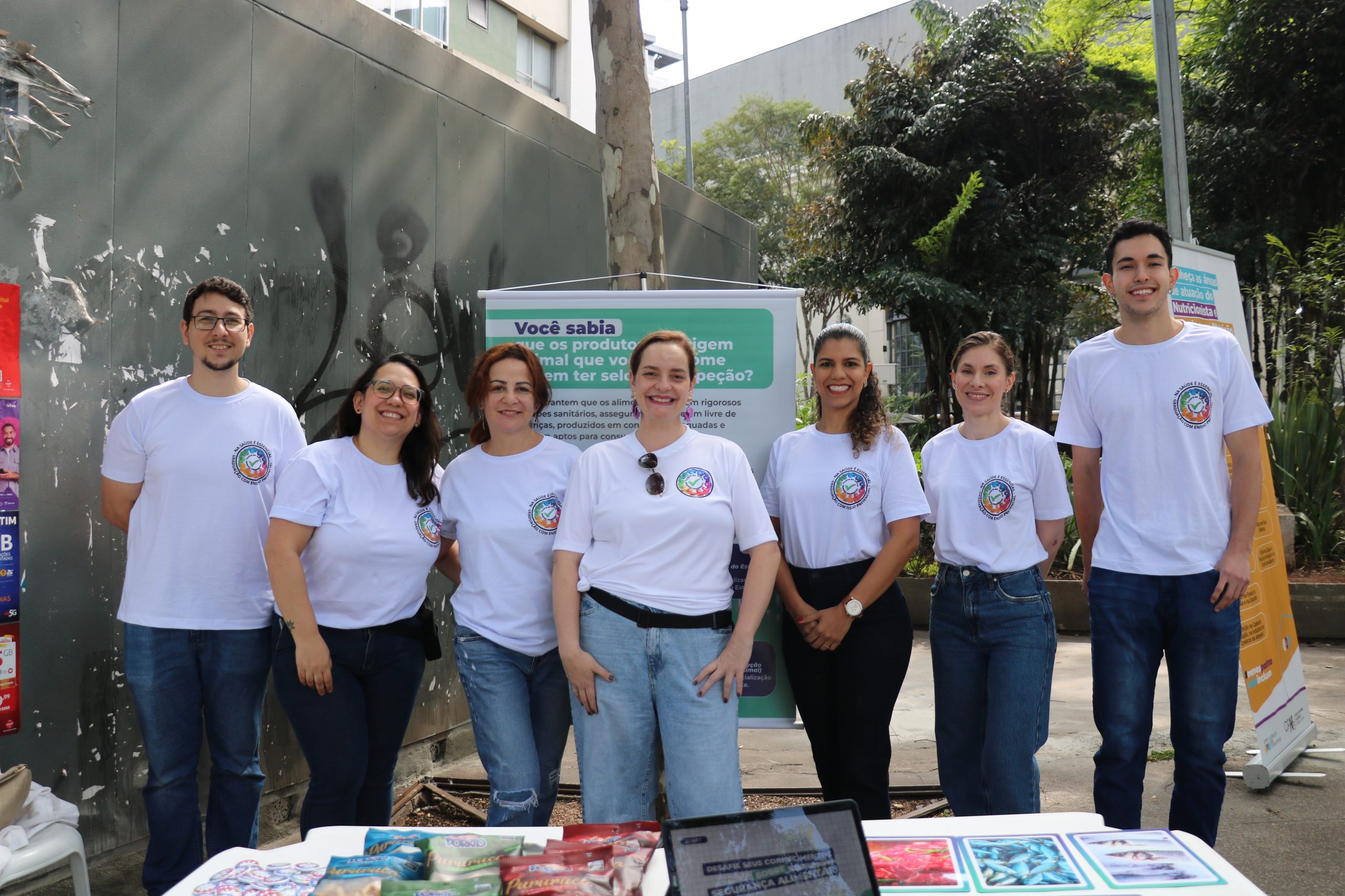 Na foto, a equipe do CRMV-SP com a coordenadoria do Fcafs, Juliana Mendes. Da esquerda para a direita, o assessor técnico do Conselho, Victor Chiaroni Galvão; a coordenadora de Comunicação, Laís Domingues Figueiredo Shingaki; a conselheira, Alessandra Marnie Martins Gomes de Castro; a coordenadora do Fcafs, Juliana Mendes; a coordenadora técnica, Carla Maria Figueiredo de Carvalho; a assessora técnica, Marina Moraes Dionysio de Souza; e o assistente administrativo do Setor de Eventos, Henrique Dutra.