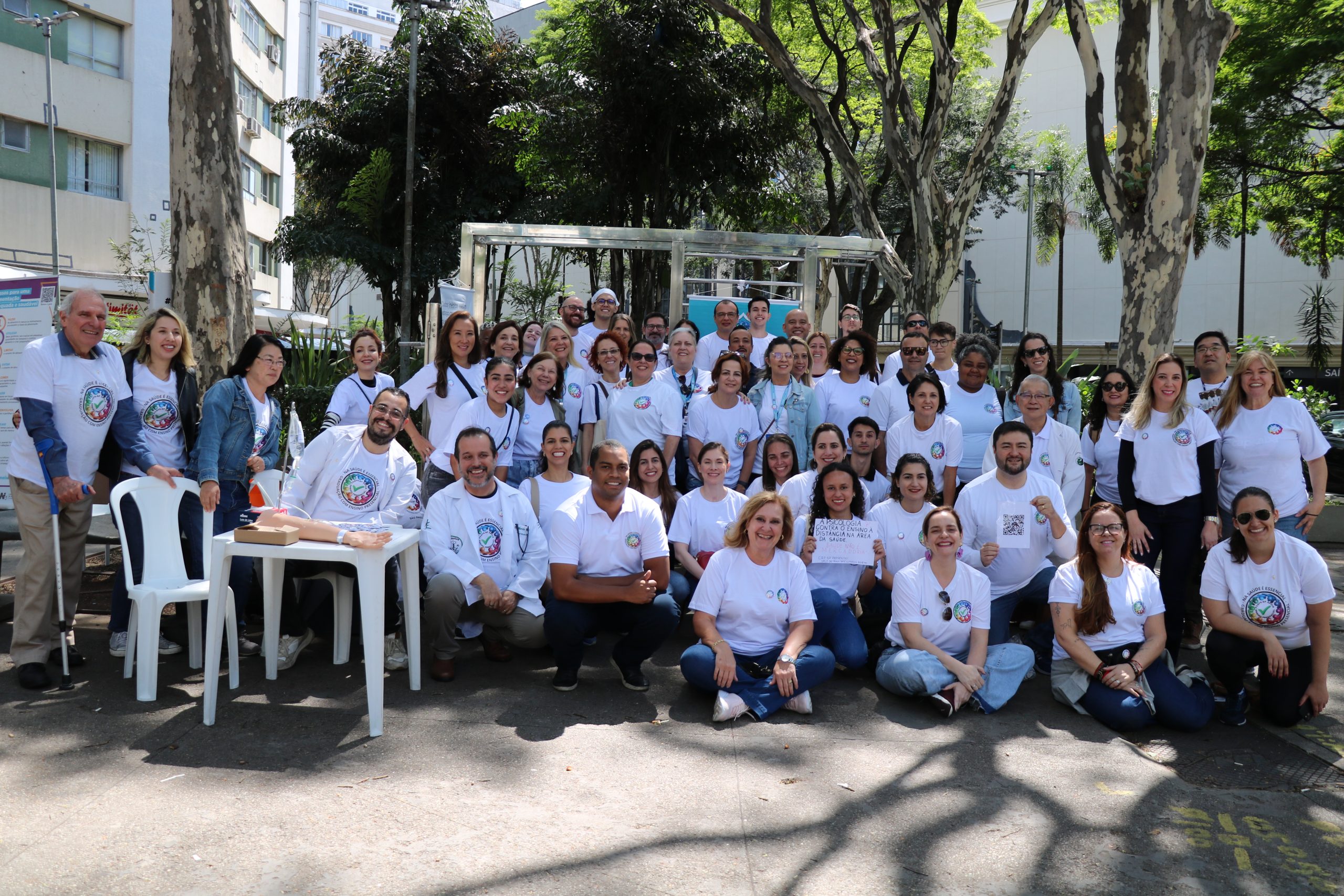 Integrantes da "Caravana da Saúde" reunidos em foto.