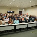 Pessoas sorrindo para foto durante encontro integrar fiscalização.