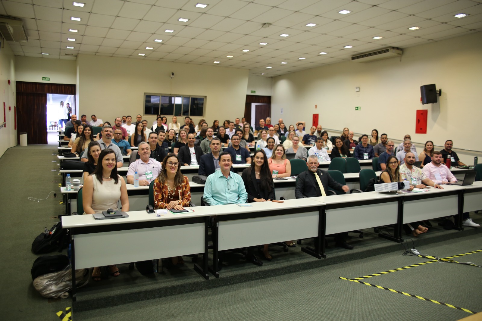 Pessoas sorrindo para foto durante encontro integrar fiscalização.