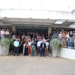 Presentes no Encontro Integrar - Fiscalização pousam para foto em frente ao local do encontro.