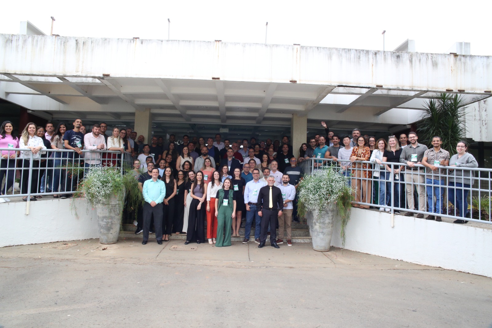 Presentes no Encontro Integrar - Fiscalização pousam para foto em frente ao local do encontro.
