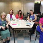 mulheres em uma mesa de reunião