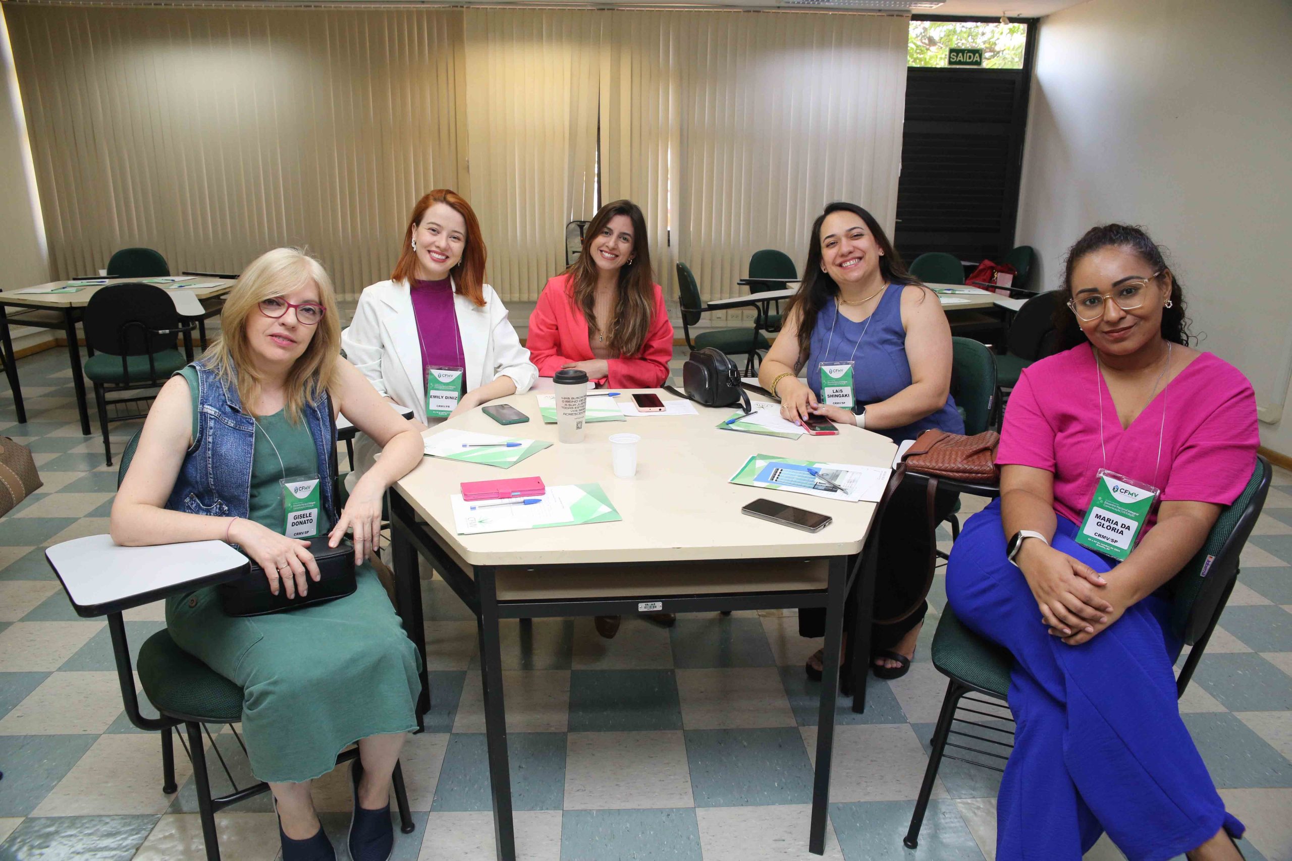 mulheres em uma mesa de reunião