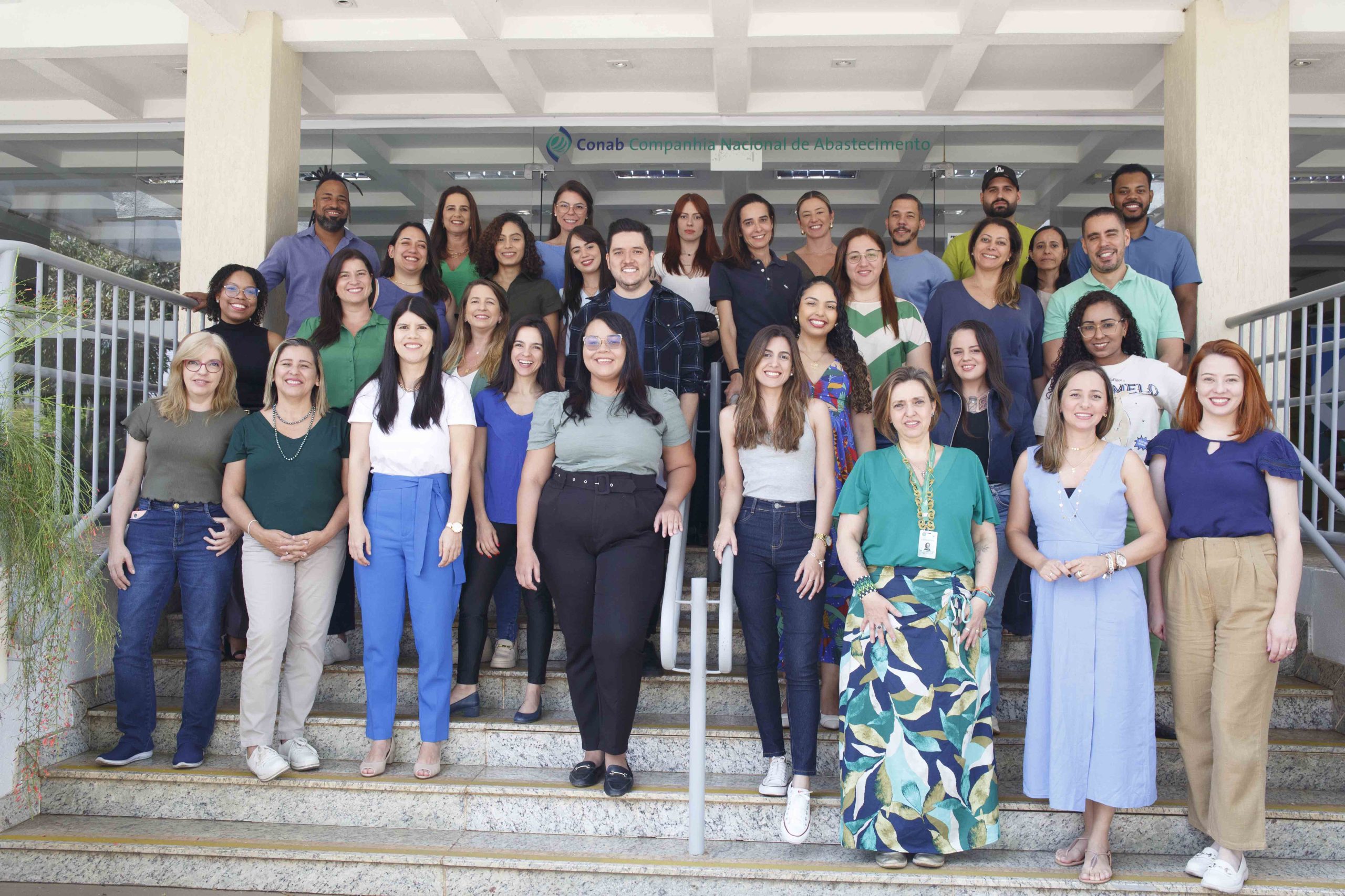 pessoas em uma escada juntas para foto