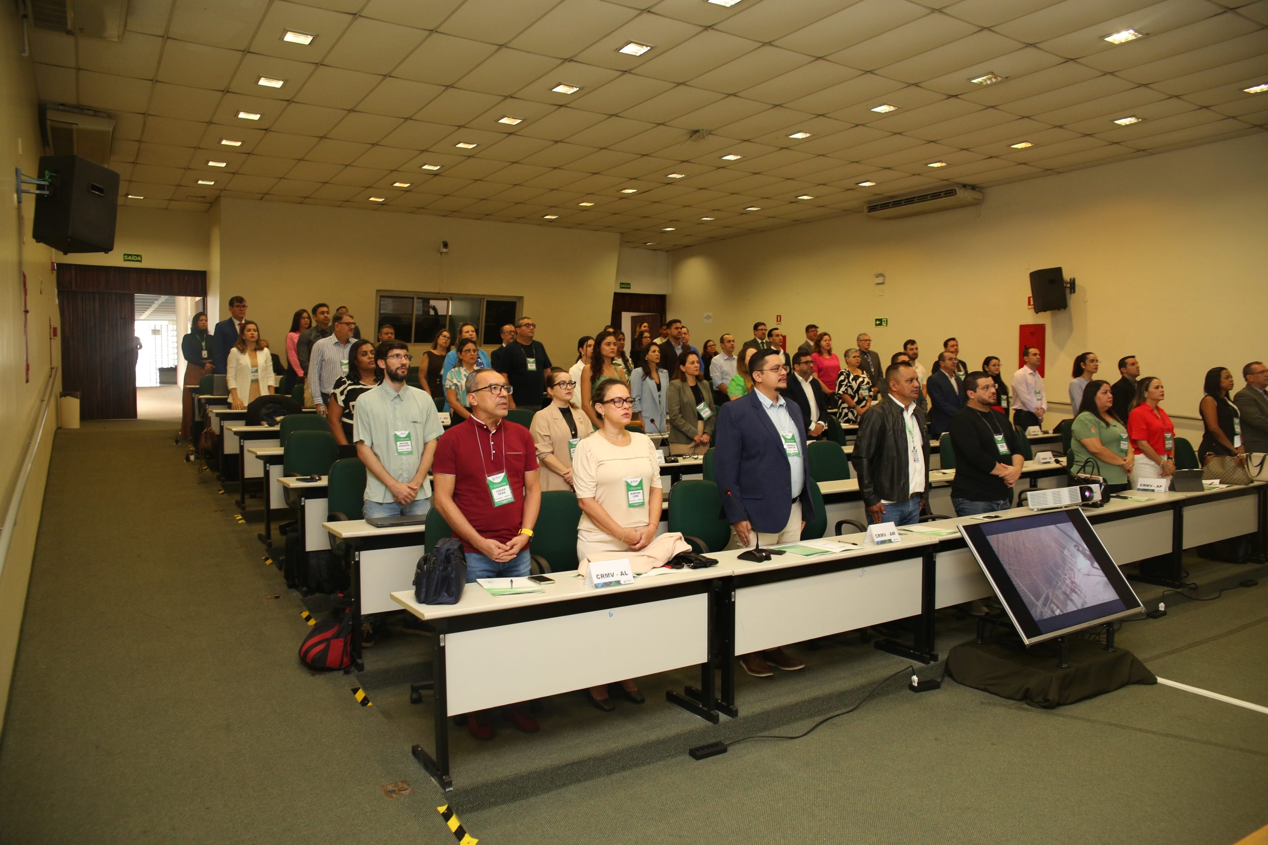Presentes em pé no Encontro nacional integrar - contabilidade e tesouraria.