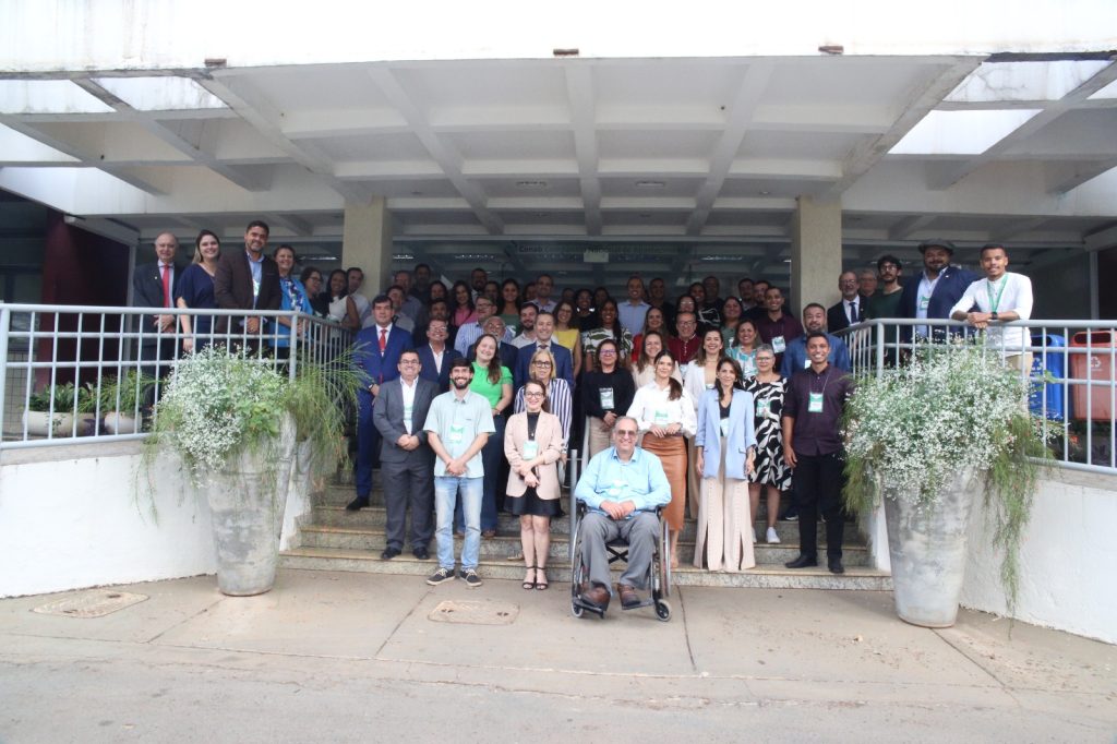 Presentes no Encontro nacional integrar - contabilidade e tesouraria pousam para foto em frente entrada do prédio.