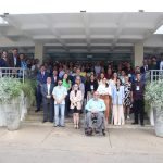 Presentes no Encontro nacional integrar - contabilidade e tesouraria pousam para foto em frente entrada do prédio.