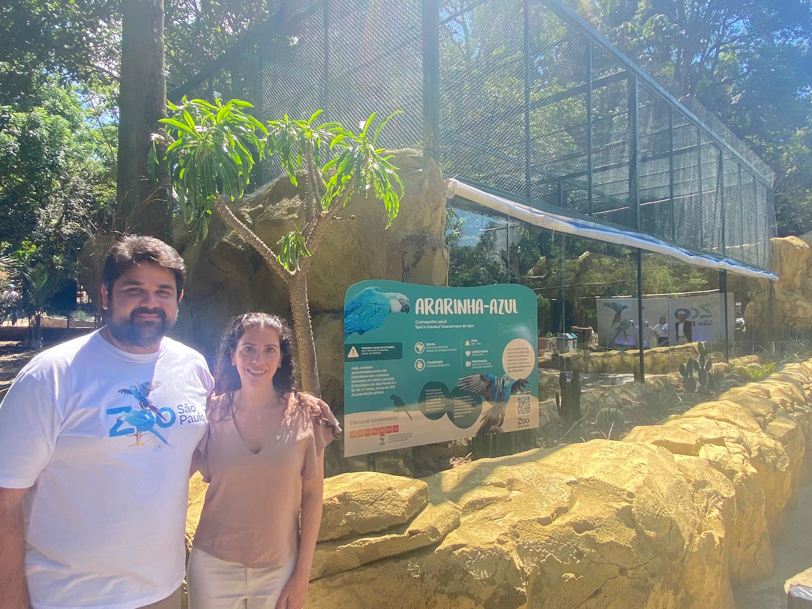 A vice-presidente do CRMV-SP, Carolina Filippos, representando o Regional; e o presidente da Comissão de Animais Selvagens do CRMV-SP e médico-veterinário do Zoo São Paulo, Fabricio Rassy.