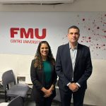 Homem e mulher posando para foto.