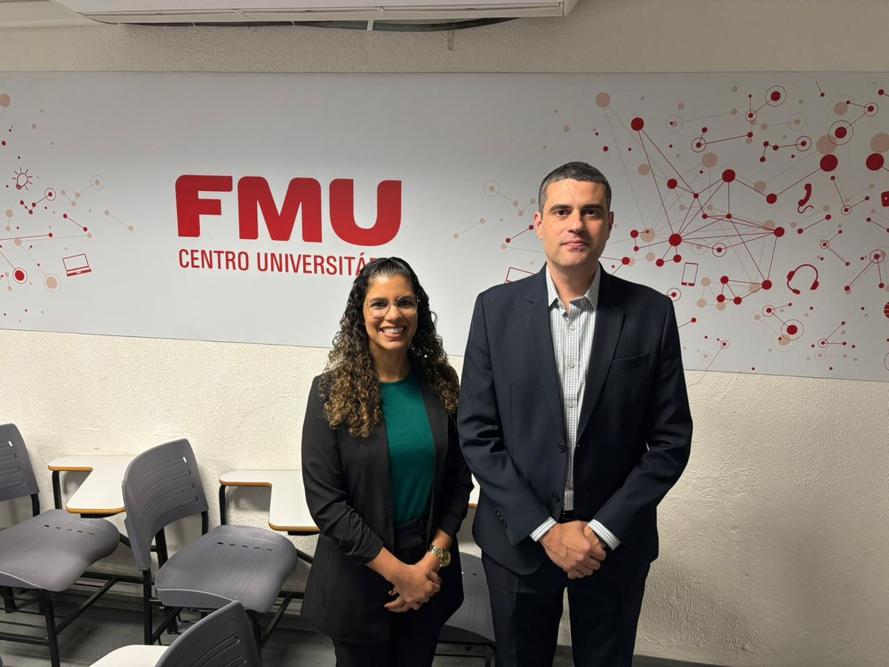 Homem e mulher posando para foto.