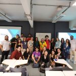 Pessoas juntas para foto.