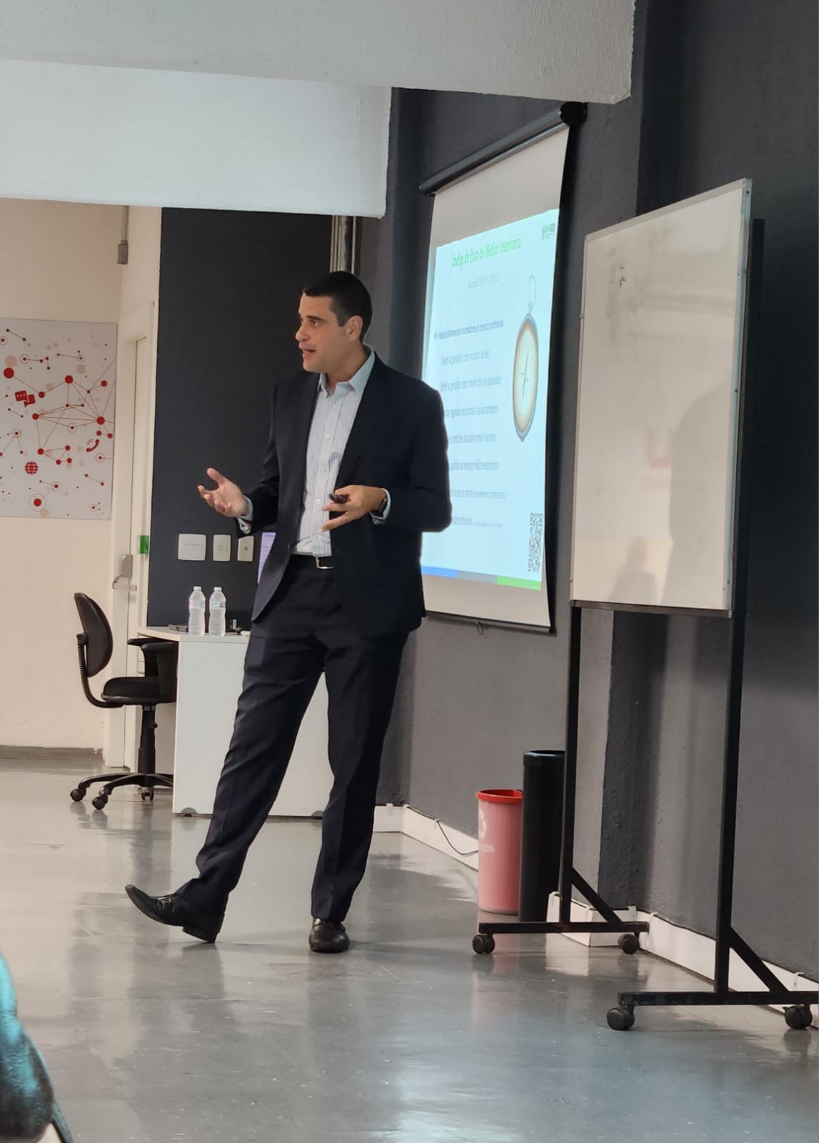 Homem falando em palestra.