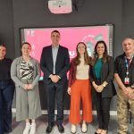 Homens e mulheres posando para foto.