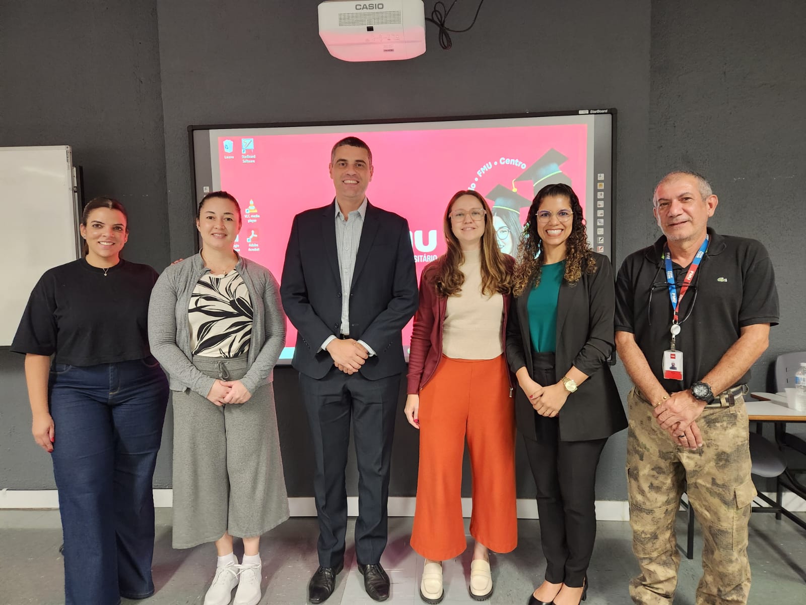Homens e mulheres posando para foto.