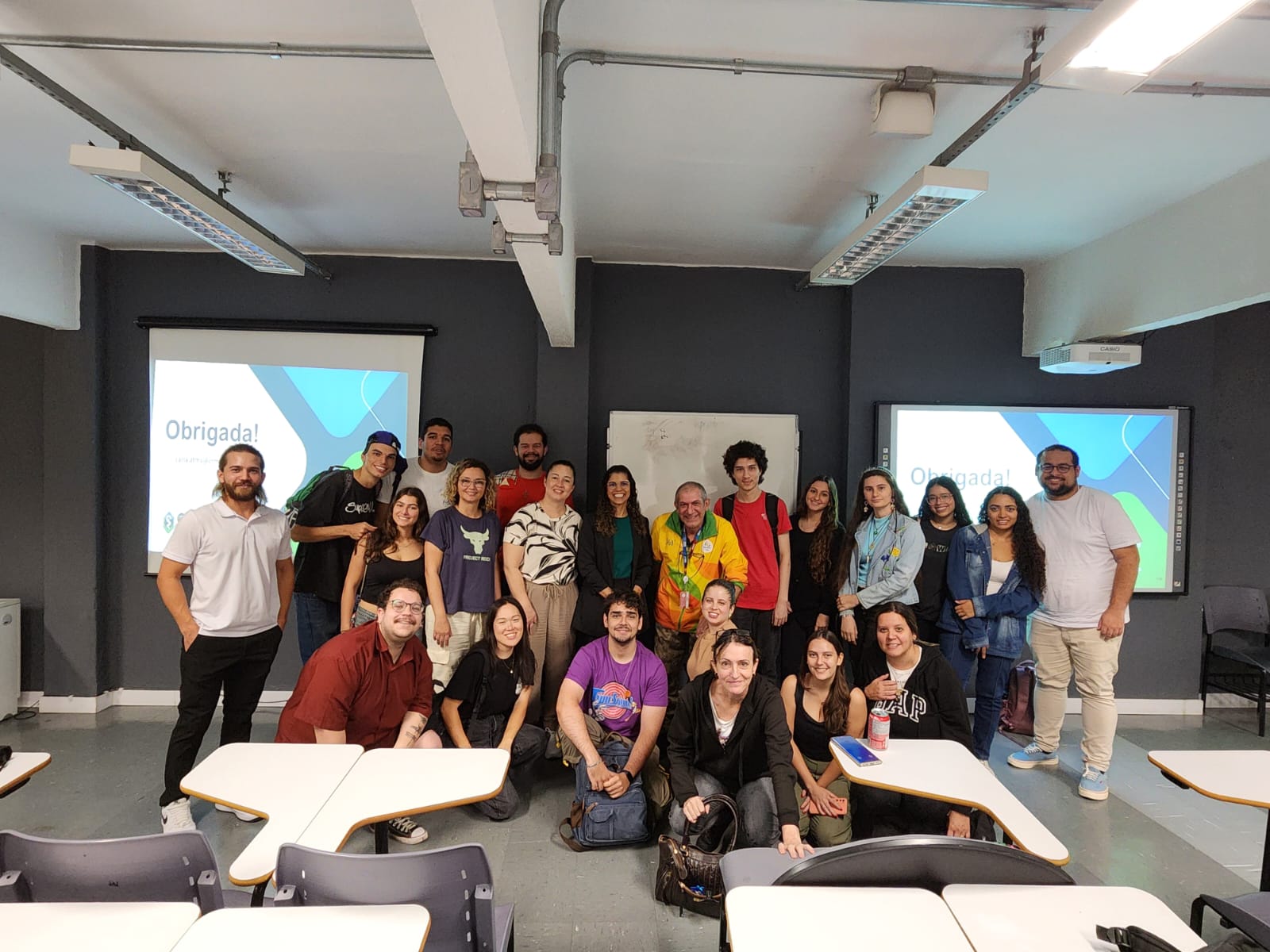 Pessoas juntas para foto.