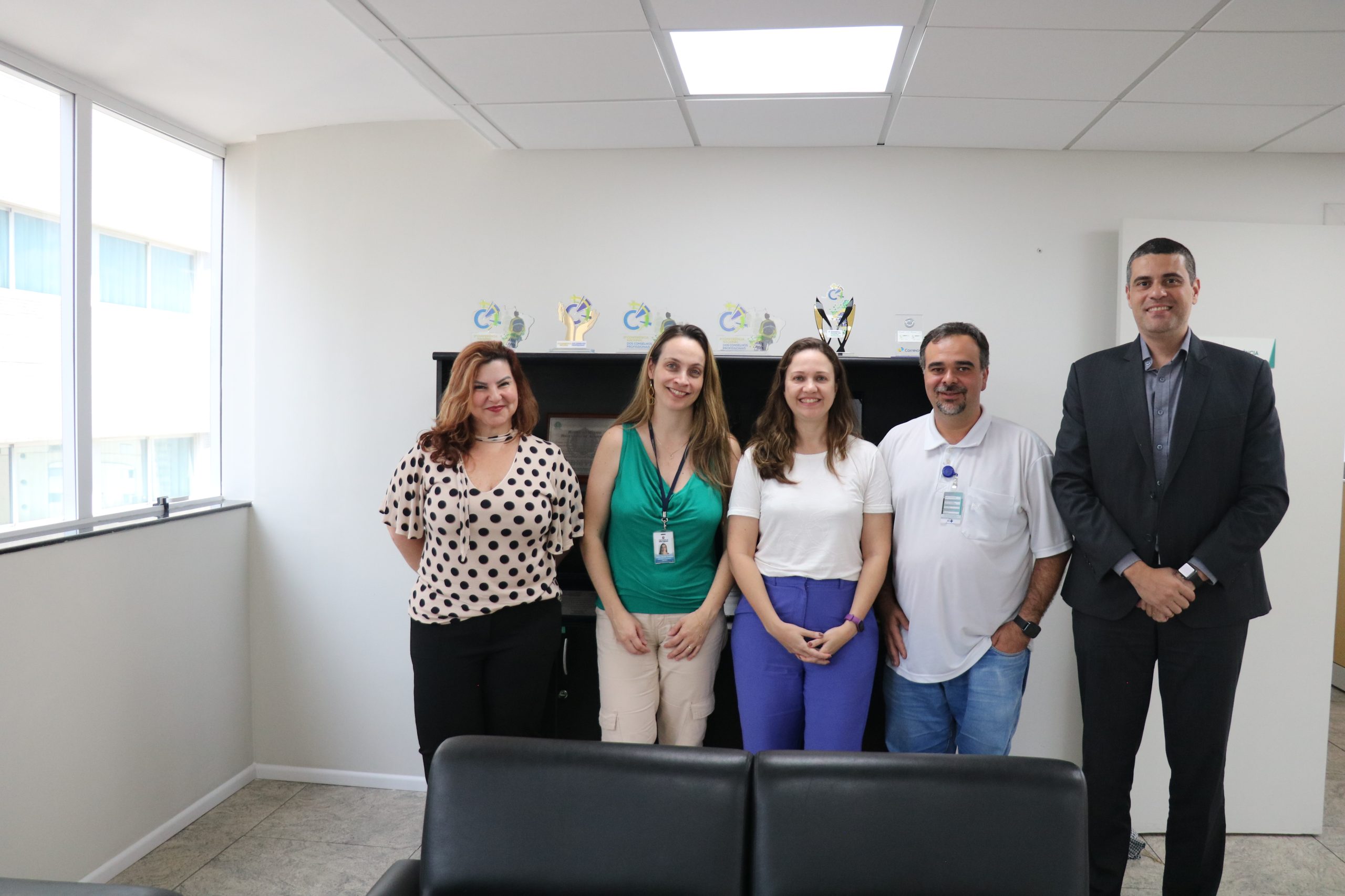 A coordenadora da Cosap, Analy Xavier; a assessora da coordenadoria, Telma Tavares; a presidente do CRMV-SP, Daniela Pontes Chiebao; o diretor da Divisão Técnica dos Hospitais Veterinários Públicos, Daniel Silva; e o diretor técnico do CRMV-SP, Leonardo Burlini.