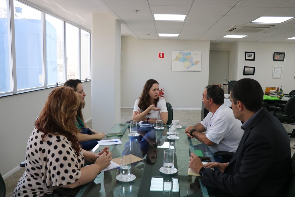 A coordenadora da Cosap, Analy Xavier; a assessora da coordenadoria, Telma Tavares; a presidente do CRMV-SP, Daniela Pontes Chiebao; o diretor da Divisão Técnica dos Hospitais Veterinários Públicos, Daniel Silva; e o diretor técnico do CRMV-SP, Leonardo Burlini.