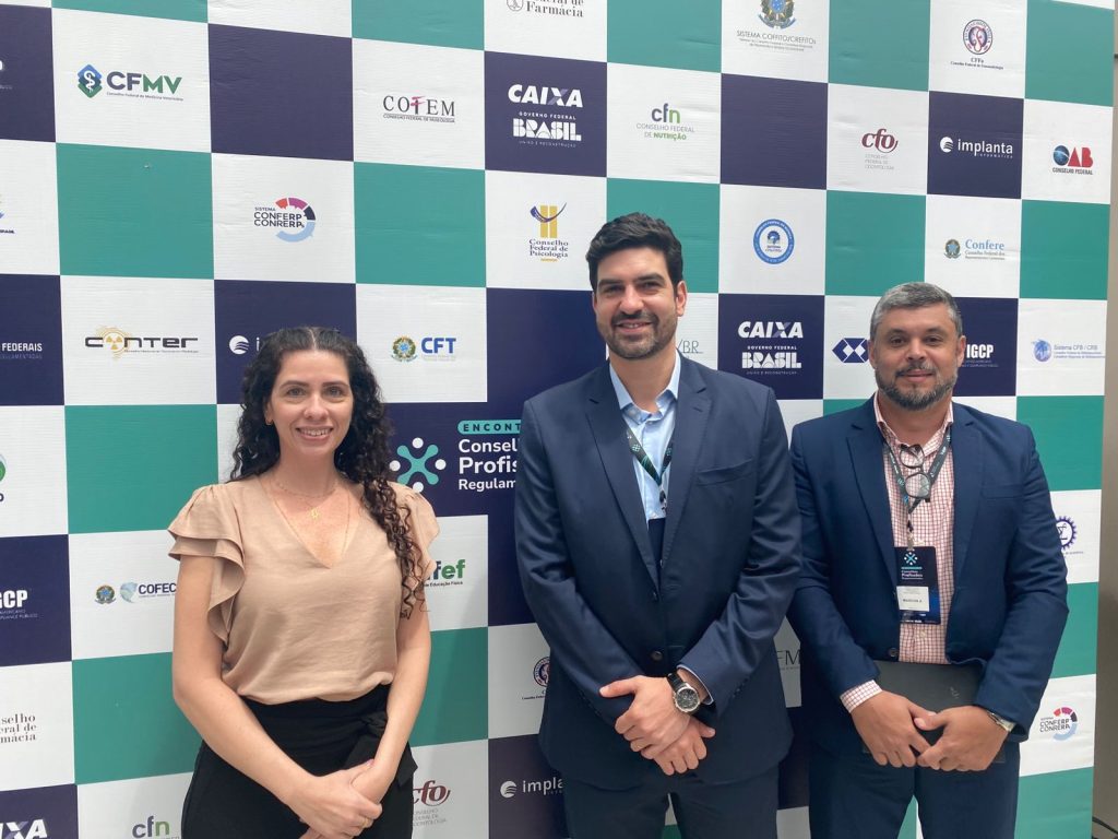 Homens e mulher posando para foto.