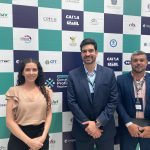 Homens e mulher posando para foto.