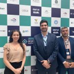 Homens e mulher posando para foto.