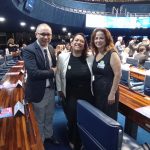 O auxiliar administrativo responsável pela Revista mv&z, Rodrigo Fernandes; a coordenadora de Comunicação do Regional, Laís Domingues Figueiredo Shingaki; e a presidente da Comissão Editorial e conselheira do CRMV-SP, Alessandra de Castro, em sessão no Plenário do Senado.