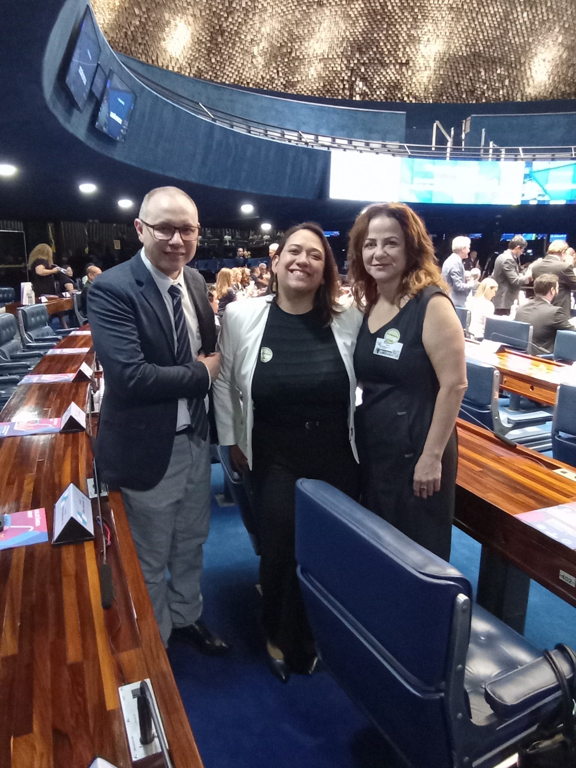 O auxiliar administrativo responsável pela Revista mv&z, Rodrigo Fernandes; a coordenadora de Comunicação do Regional, Laís Domingues Figueiredo Shingaki; e a presidente da Comissão Editorial e conselheira do CRMV-SP, Alessandra de Castro, em sessão no Plenário do Senado.