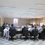 Pessoas sentadas em uma reunião.