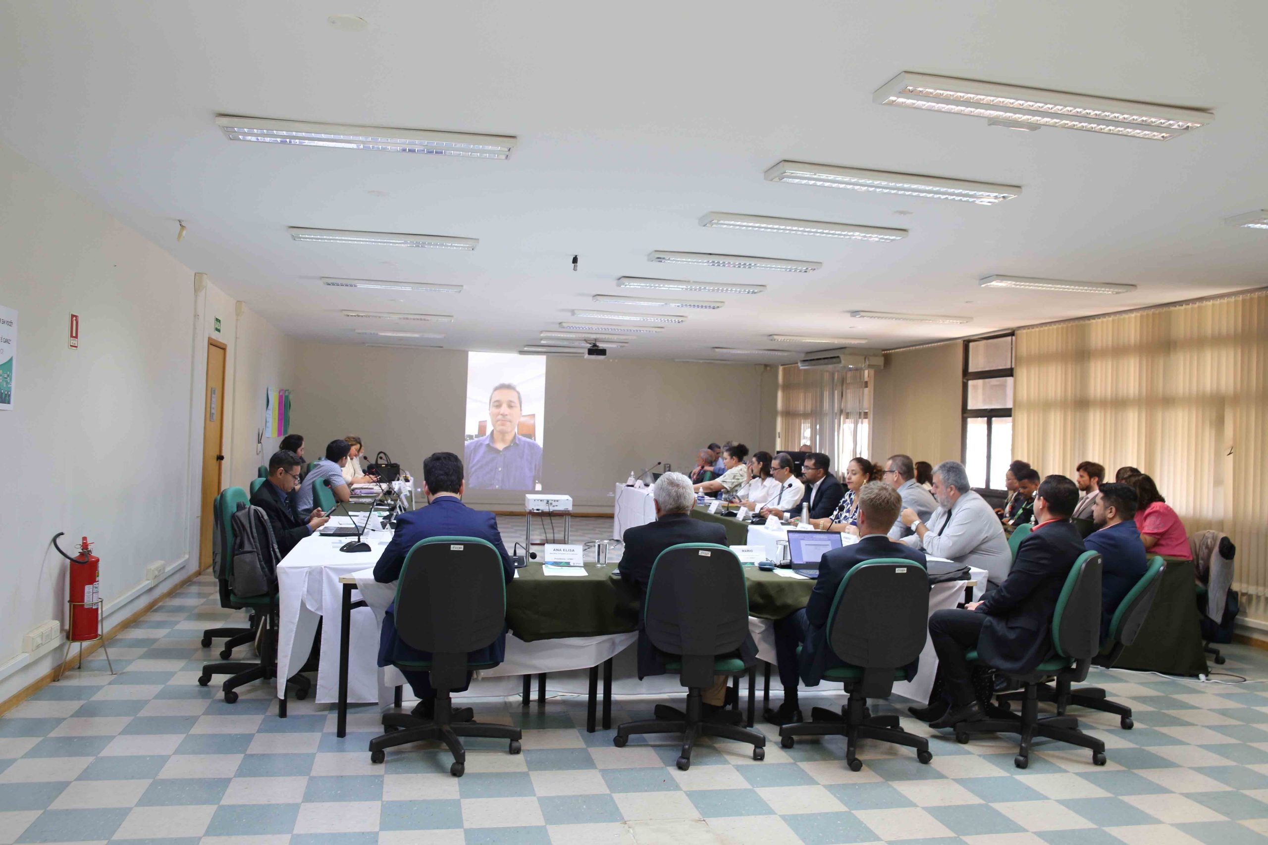 Pessoas sentadas em uma reunião.
