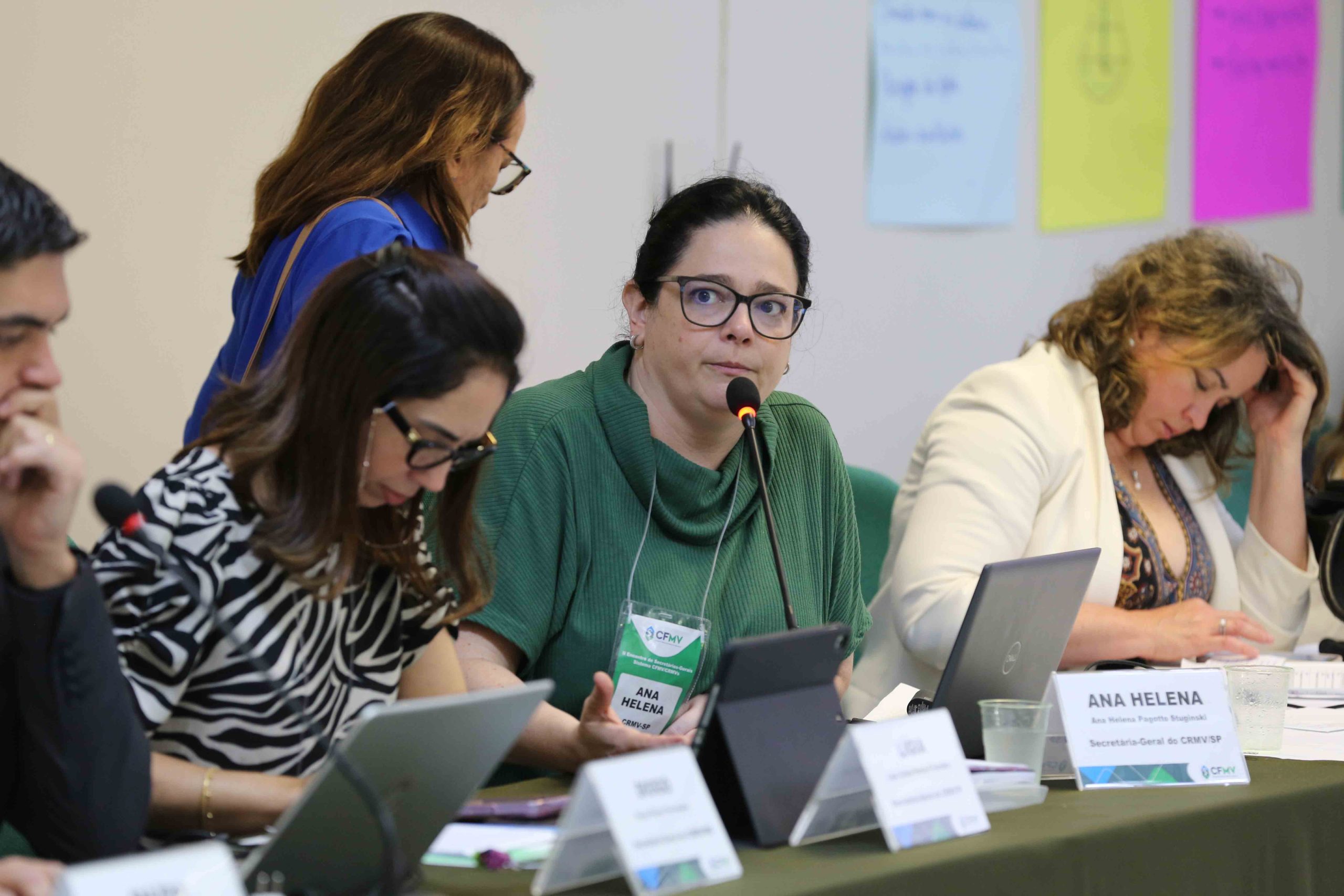 Secretária-geral do CRMV-SP, Maria Helena Pagotto Stuginski falando.