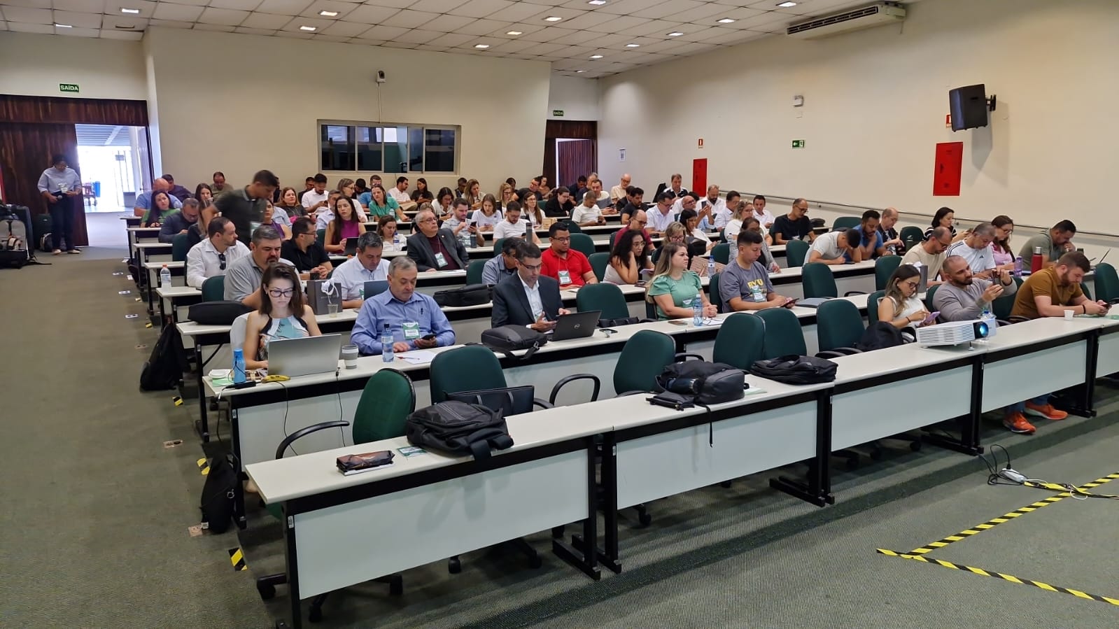 Pessoas mexendo no computador durante encontro integrar fiscalização.