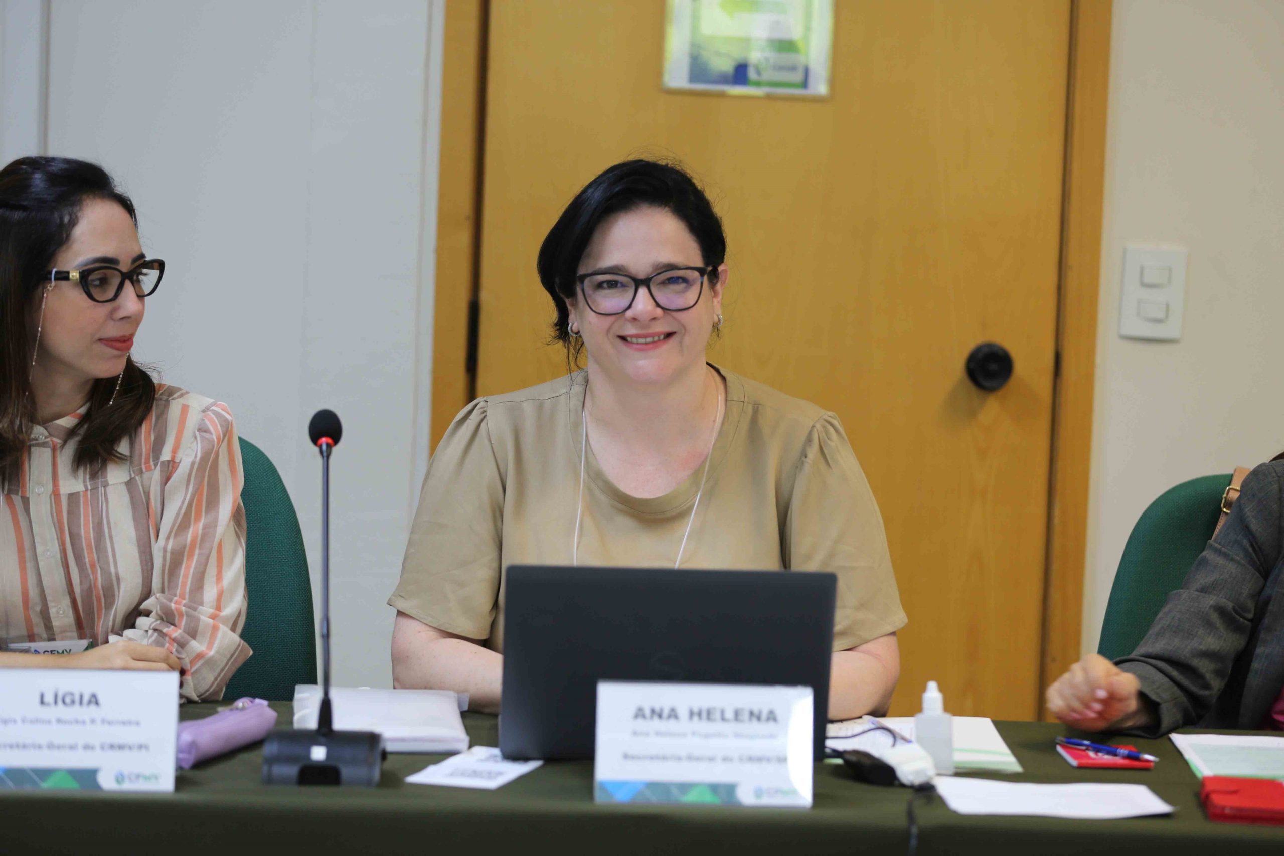 Secretária-geral do CRMV-SP, Maria Helena Pagotto Stuginski sorrindo para foto.