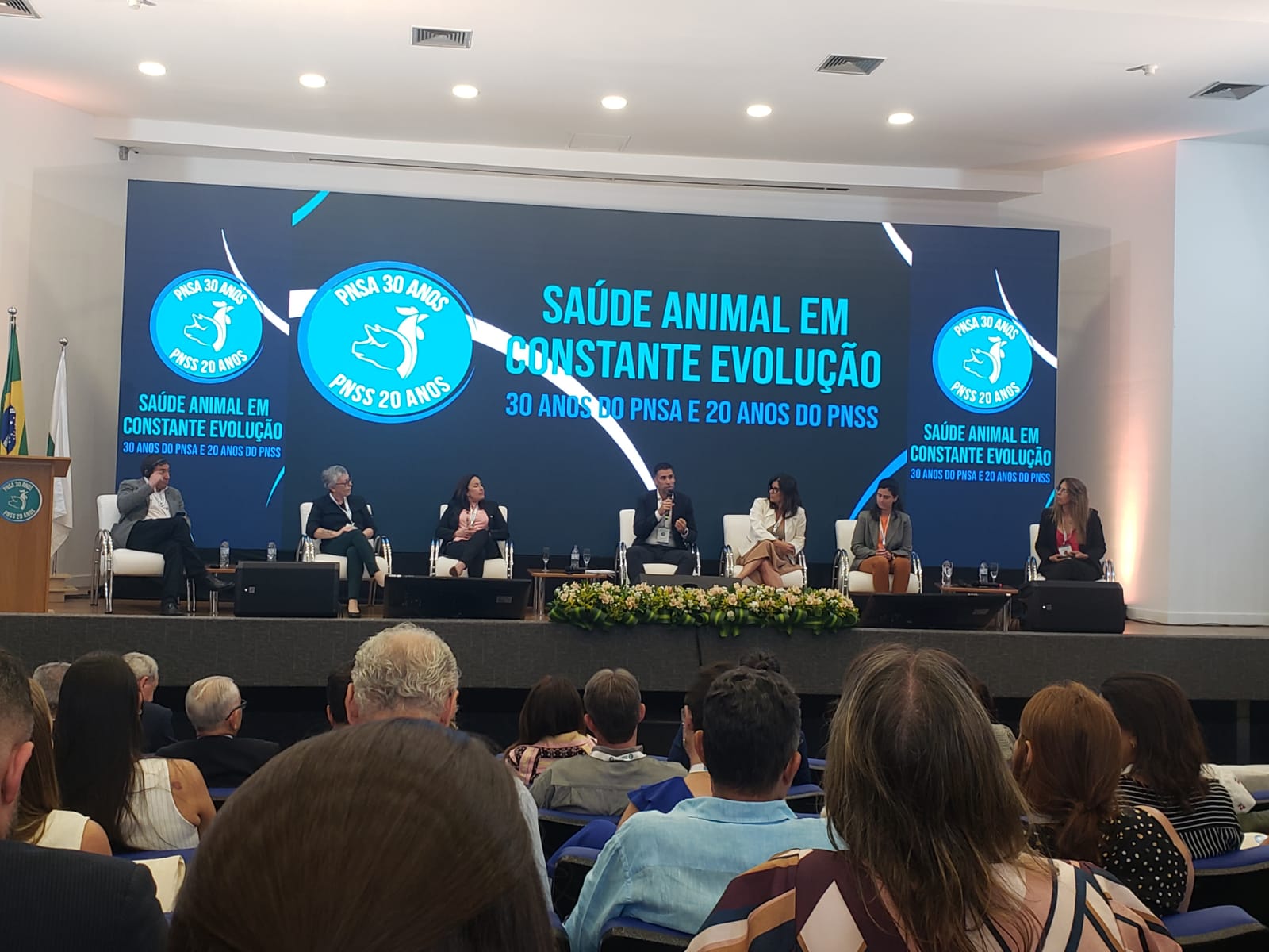 Pessoas acompanhando o evento em comemoração aos 30 anos da PNSA.