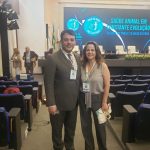 Na foto, o diretor do Departamento de Saúde Animal do Ministério da Agricultura e pecuária, Marcelo de Andrade Mota e a conselheira do CRMV-SP, Dra. Alessandra Marnie Martins Gomes de Castro.