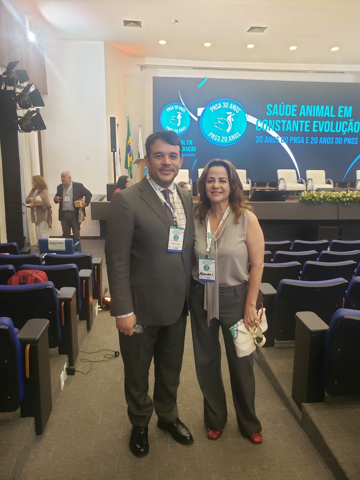 Na foto, o diretor do Departamento de Saúde Animal do Ministério da Agricultura e pecuária, Marcelo de Andrade Mota e a conselheira do CRMV-SP, Dra. Alessandra Marnie Martins Gomes de Castro.