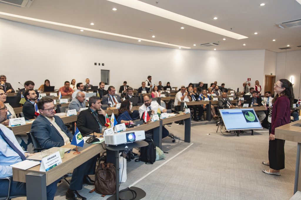 Mulher palestrando para pessoas.