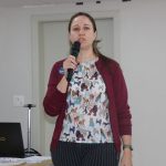 Presidente Daniela Pontes Chiebao falando durante atividade para os Colaboradores do CRMV-SP.