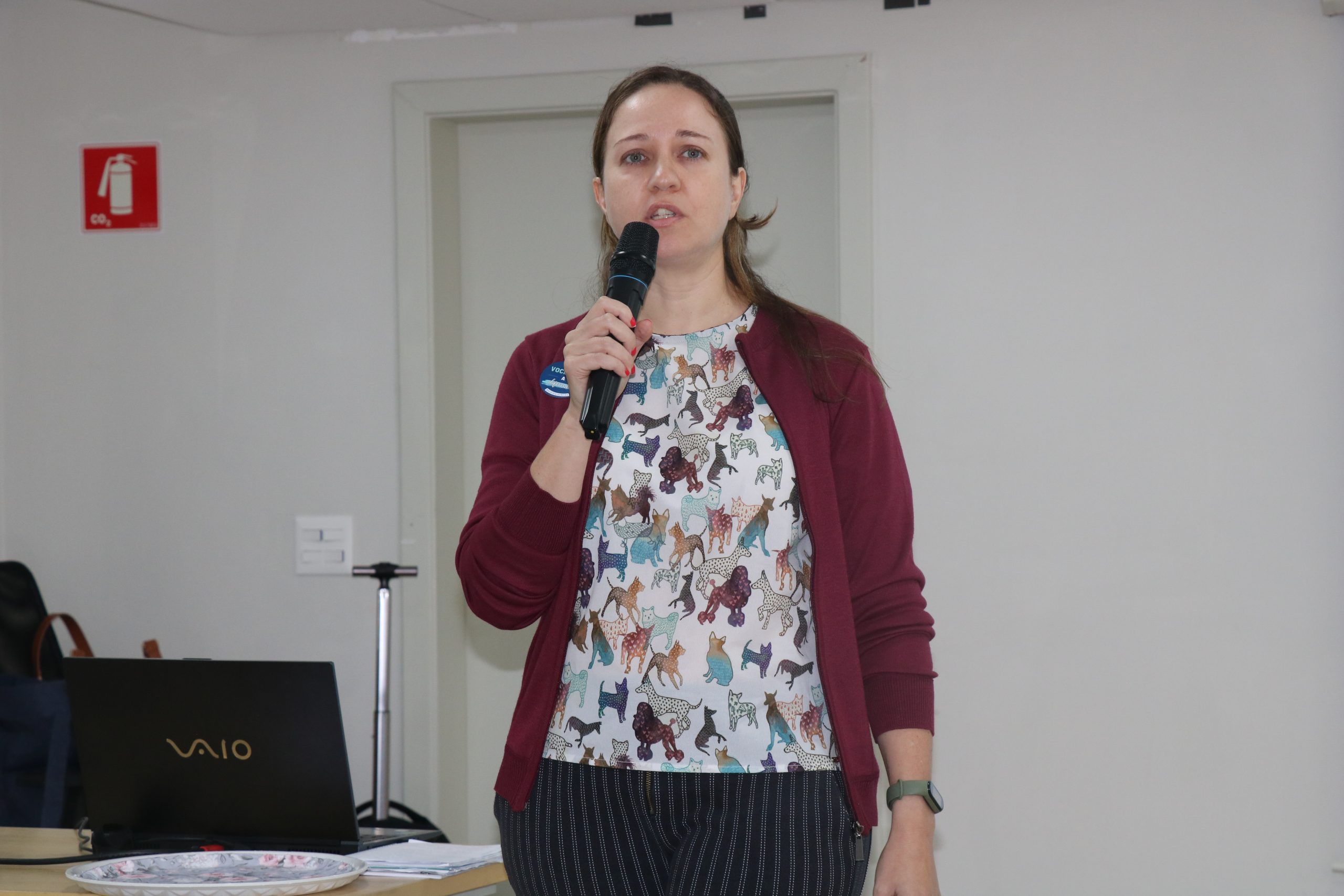 Presidente Daniela Pontes Chiebao falando durante atividade para os Colaboradores do CRMV-SP.