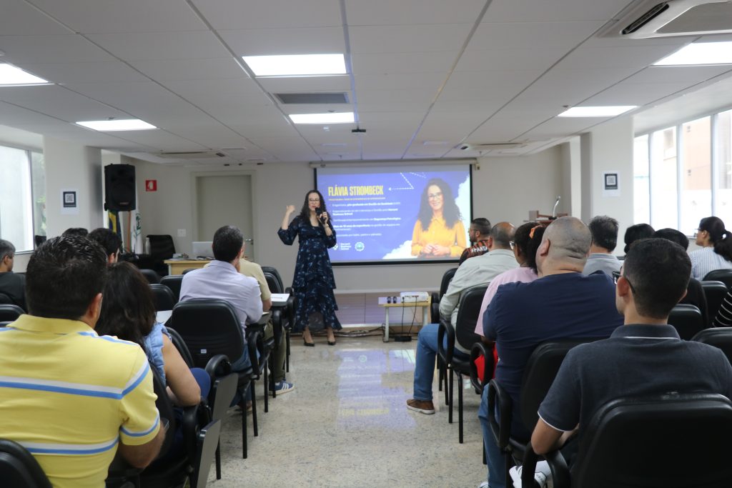 Palestrante falando para os colaboradores no auditório.