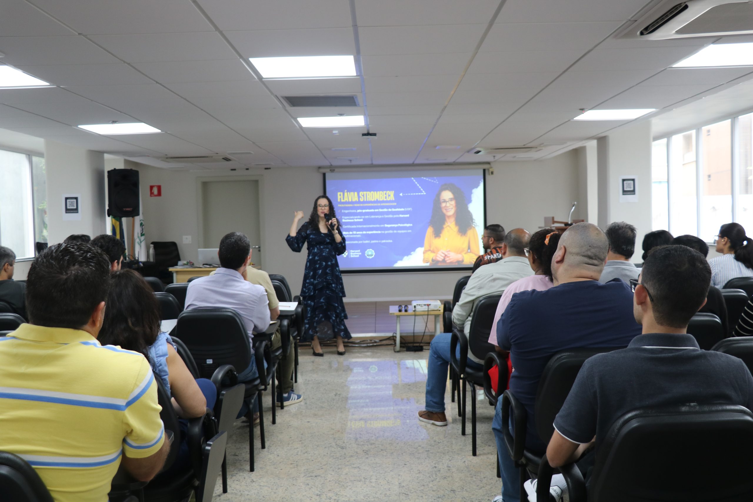 palestrante falando para os colaboradores no auditório.