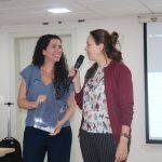 A vice-presidente Carolina Saraiva Filippos de Toledo e a presidente Daniela Chiebao, durante sorteio de brindes aos colaboradores.